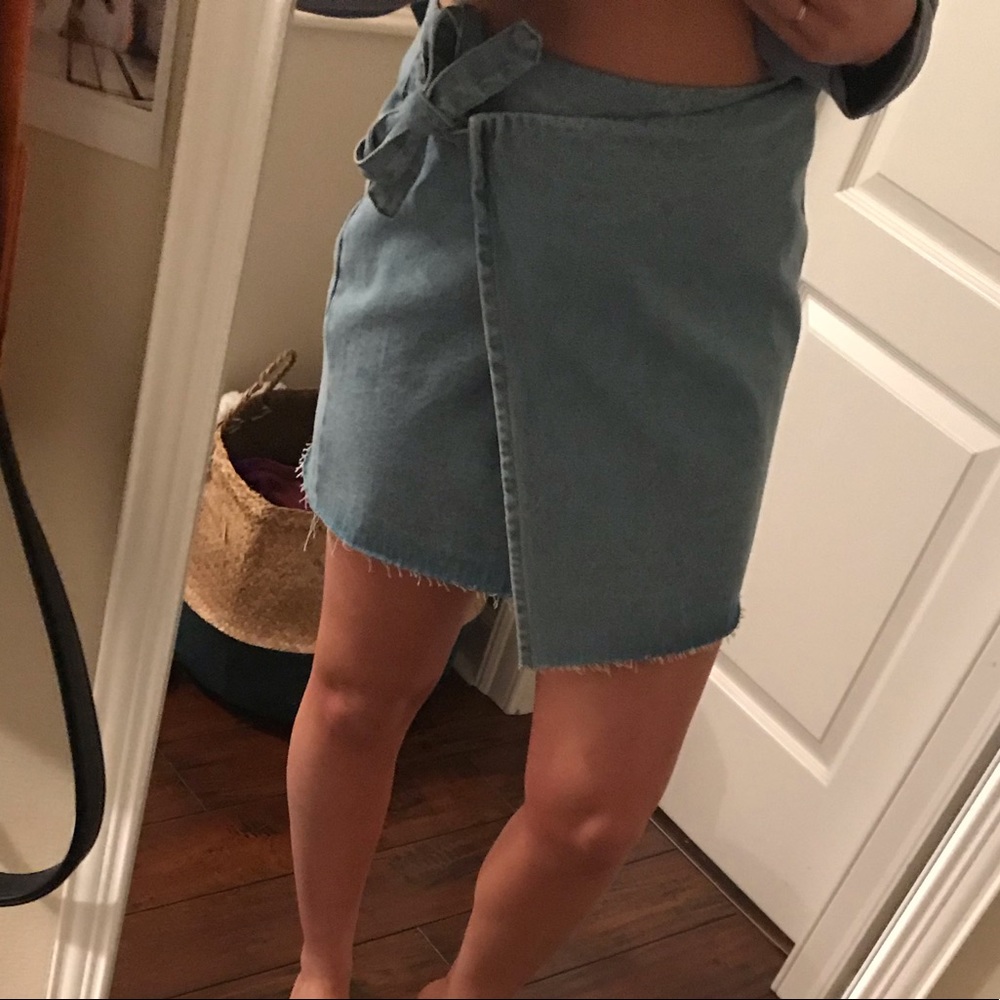 NEVER WORN tie skirt